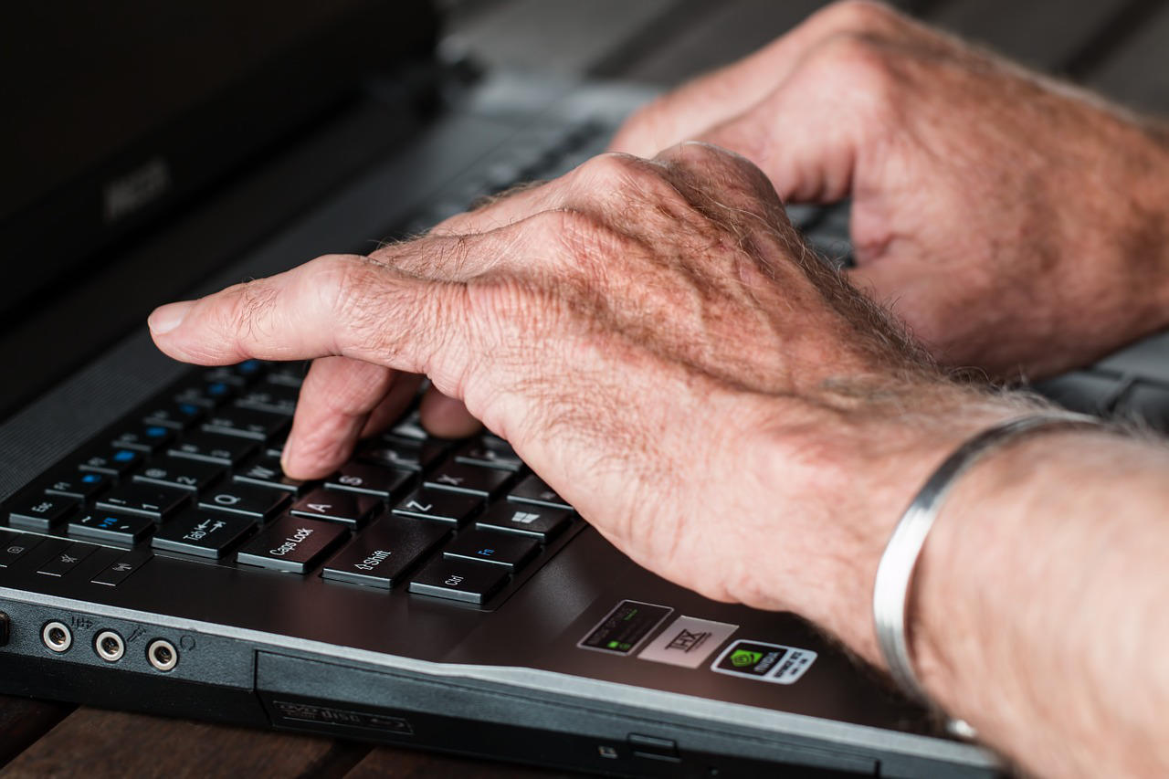 A Senior’s Guide to Protecting Personal Data Online